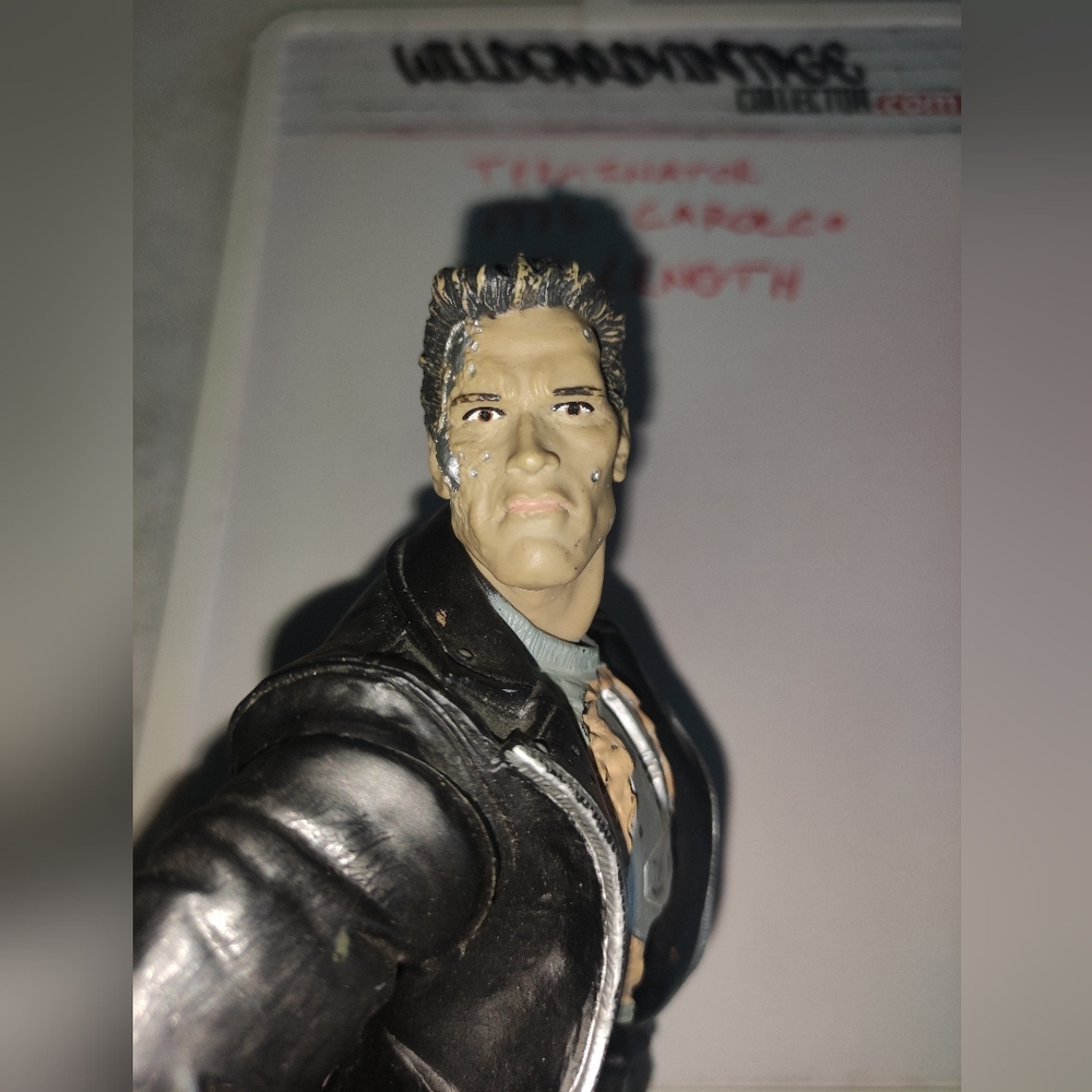 Terminator 2 Figure - Picture 4 of 9